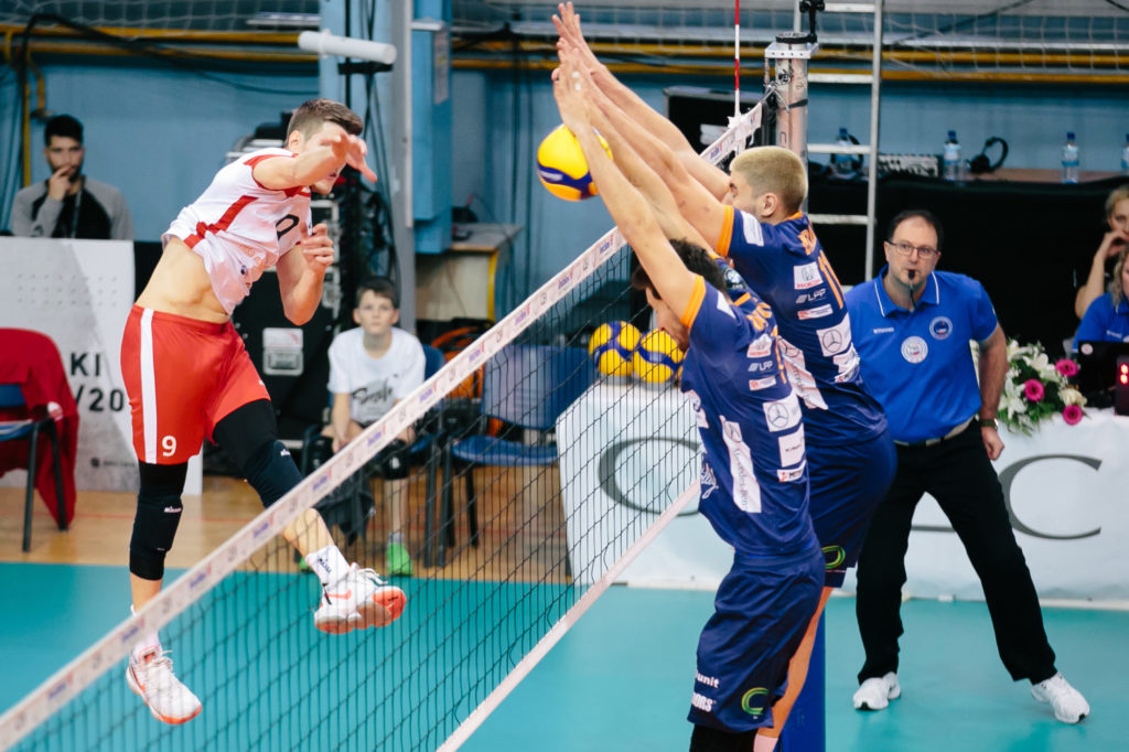 Branilci naslova brez večjih težav v finale